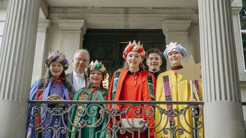 Corinna Peter/Junge Kirche Vorarlberg Die Sternsinge:innen aus Bizau sind bei Bischof Benno zu Besuch.